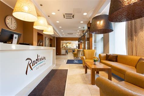 Radisson to old town by bus .
